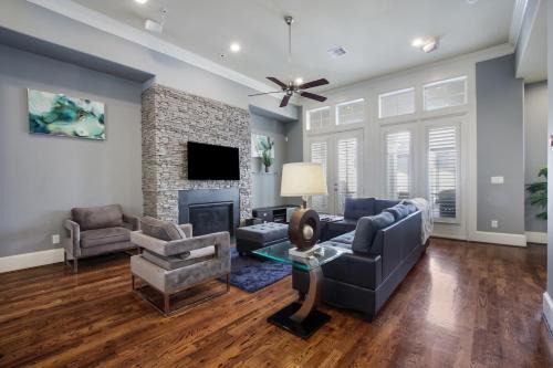Tesla-Charger TX Medical Ctr Sleeps 7 5 beds