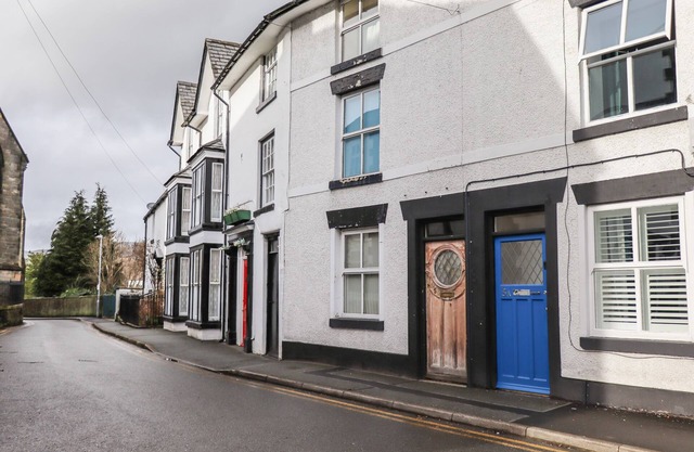TEULU, pet friendly, character holiday cottage in Llangollen