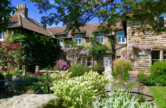 TEVIOT COTTAGE, family friendly, with a garden in Corbridge