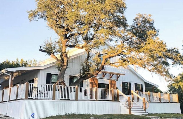 Texas Ambience at the Barn and Silon