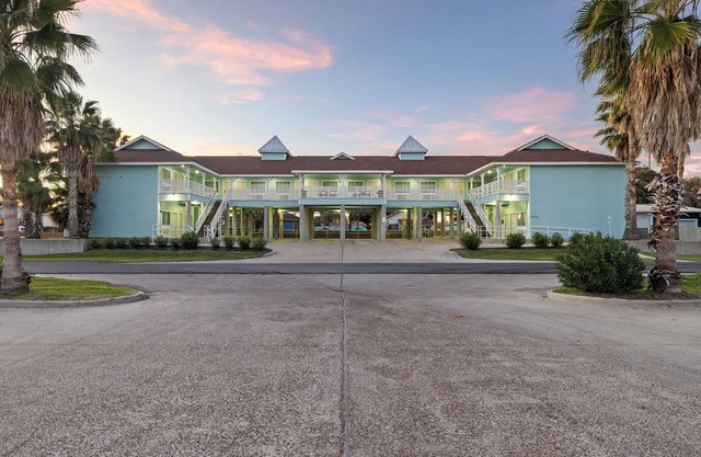 Texas Gulf Coast Family Room - Private Entry & Marina Views