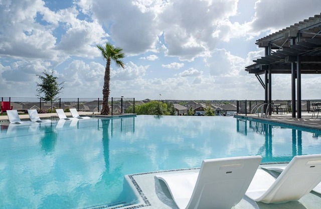 Texas Vacation Rustic New Build with Amenity Center Access