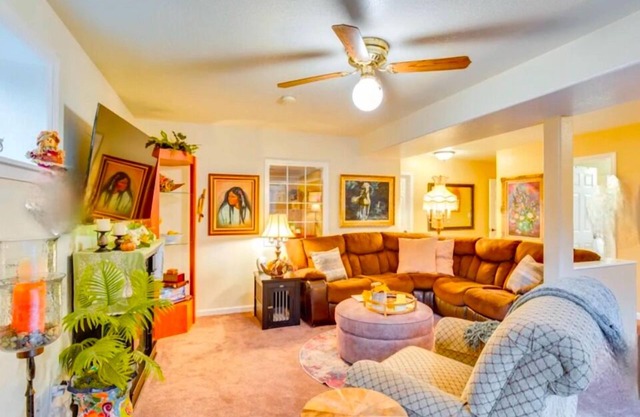 tExclusive Spacious 1500 sq ft 2BR Suite with Hot Tub, Sauna, Gym & BBQ Deck