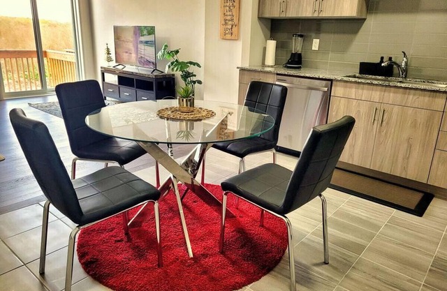 Thamesford Home 3 BDR-WIFI-Netflix-Laundry-Parking