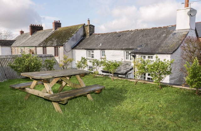THATCH VIEW COTTAGE, pet friendly, with open fire in Liskeard