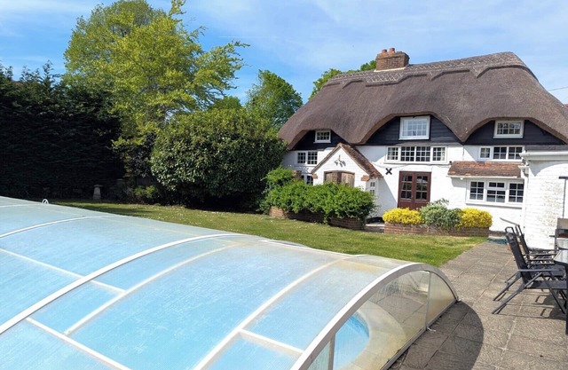 Thatched Cottage with Secure Garden, Dog & Family Friendly!