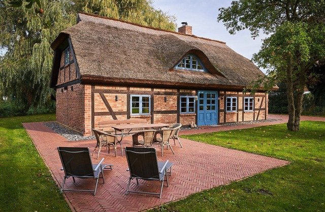 Thatched roof fisherman's house - Vorpommersche Boddenlandschaft National Park - Baltic Sea