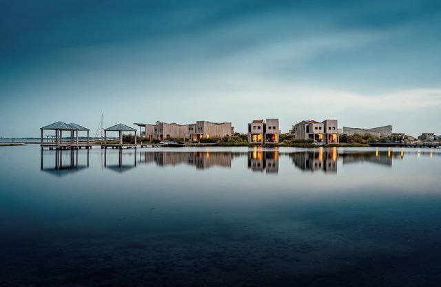 The 2-person Studio Waterfront enjoys a unique location and is spread over two floors. The terrace overlooks the water.