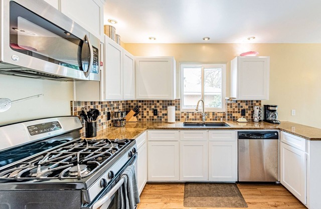 The 444 In Nob Hill - 3B/2B | 3 Bed, 2 Bath