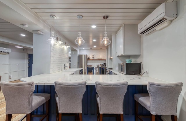 The 4M Golden House #9 - Beautiful Apt Minutes from Downtown!