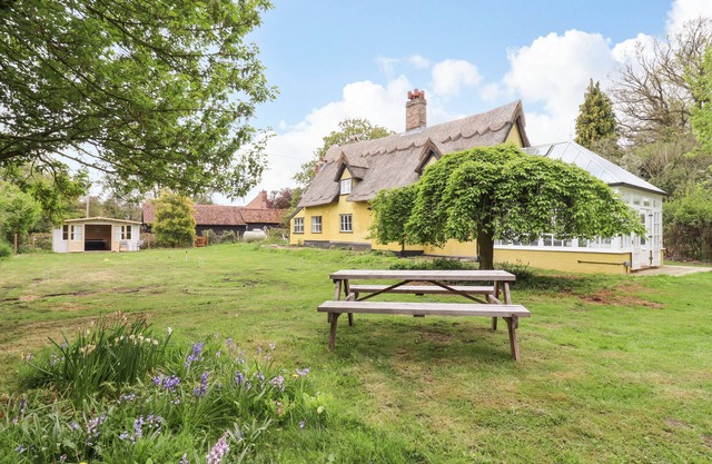 THE ABBEY COTTAGE, pet friendly, with hot tub in Windsor Green
