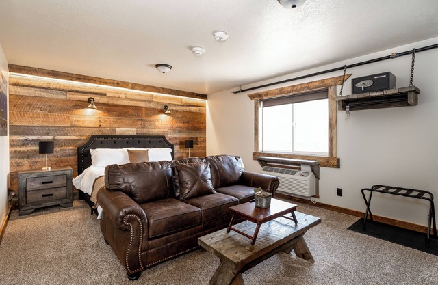 The Absaroka King Suite