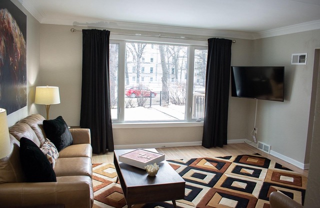 The Academy - 5 beds, big TV’s, comfy beds, parking