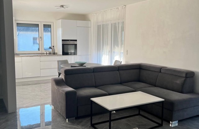 The accommodation Modern spacious 2-room apartment is located in Wallersdorf.