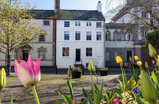 THE ADMIRAL'S HOME, pet friendly, with hot tub in Whitehaven