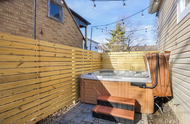 The Alley House - 4BR with Hot Tub