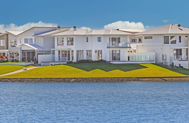 The Anchorage, Modern Home On The Port Macquarie Canals With Beautiful Views