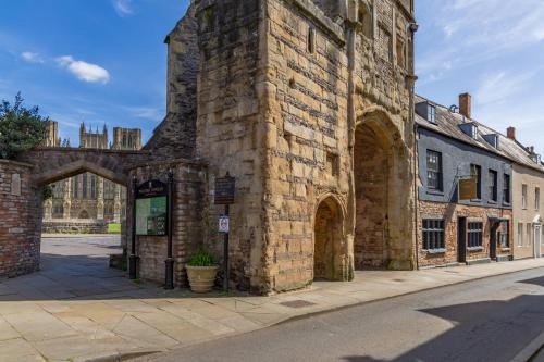 The Ancient Gatehouse & Rugantino Restaurant