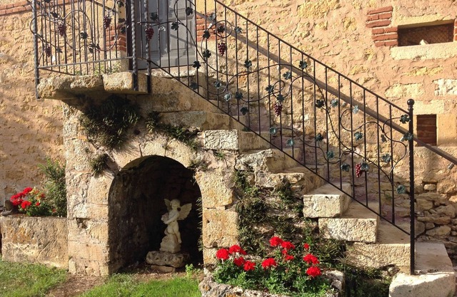 The Apartment - converted stone barn idyllic spot, sleeps 5, free WiFi