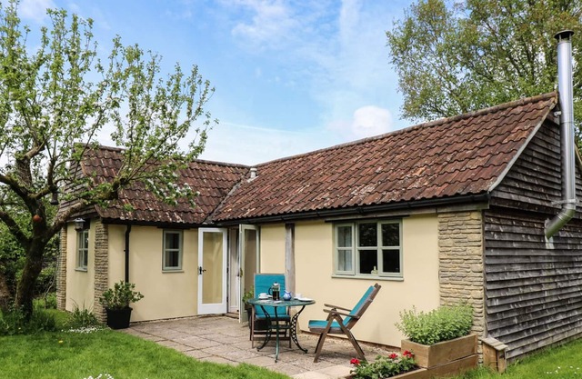 THE APPLE STORE, romantic, with open fire in Nettleton