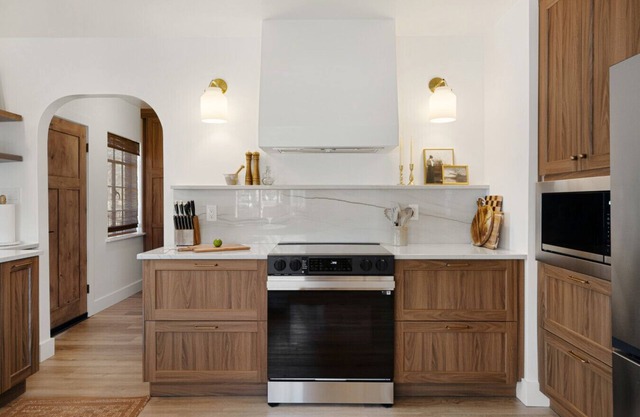 The Arched Brick House: Fully Remodeled Home Walking Distance to Downtown