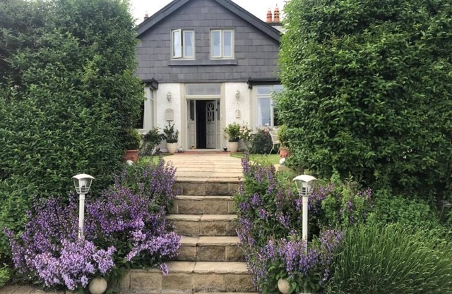 The Artist Residence Boutique B&B - A 100 year old cottage by the sea in Dublin