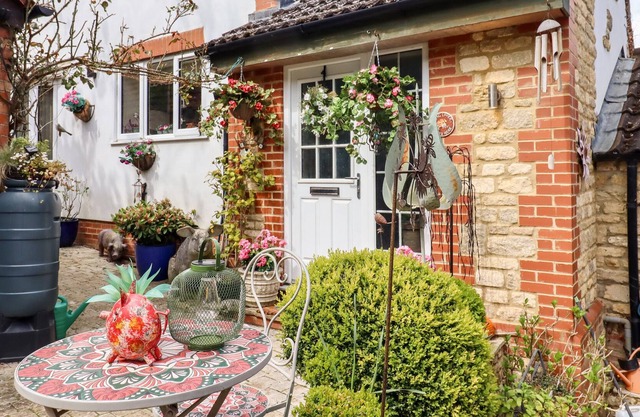 THE ASH, family friendly, character holiday cottage in Raunds