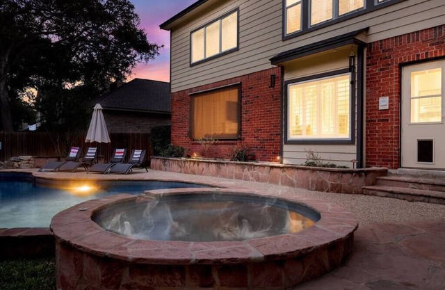 The Ashton - Heated Pool & Spa, King Beds, A Luxury Retreat