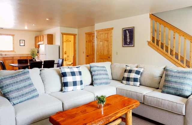 The Aspen - Comfortable Family Condo, just two minutes to Yellowstone