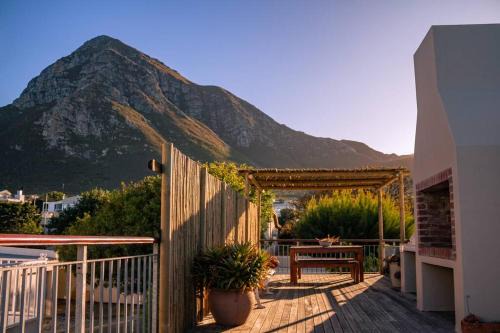 The Bali Cottage, Voëlklip