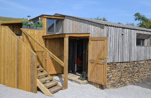 THE BARN AT COPY HOUSE HIDEAWAY, pet friendly, with hot tub in Earby