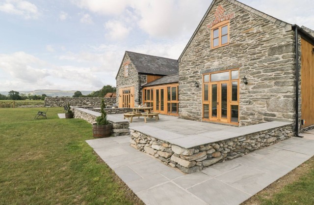 THE BARN, family friendly, with hot tub in Corwen