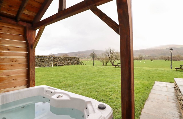 THE BARN, family friendly, with hot tub in Corwen