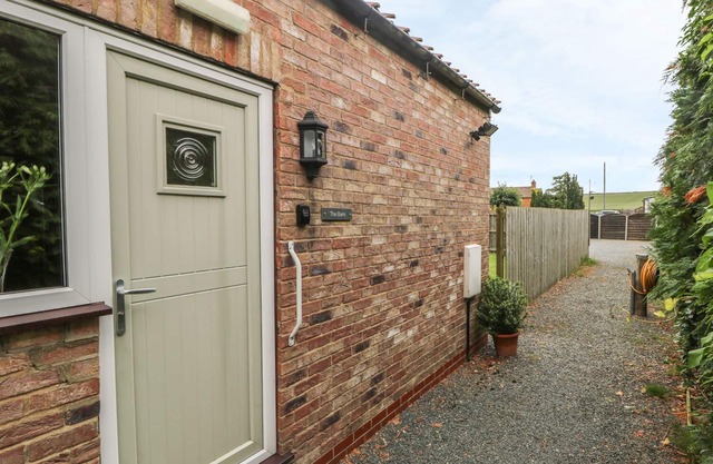 THE BARN, pet friendly, country holiday cottage in Stamford Bridge