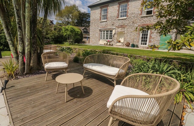 THE BARN, pet friendly, with a garden in Brixton