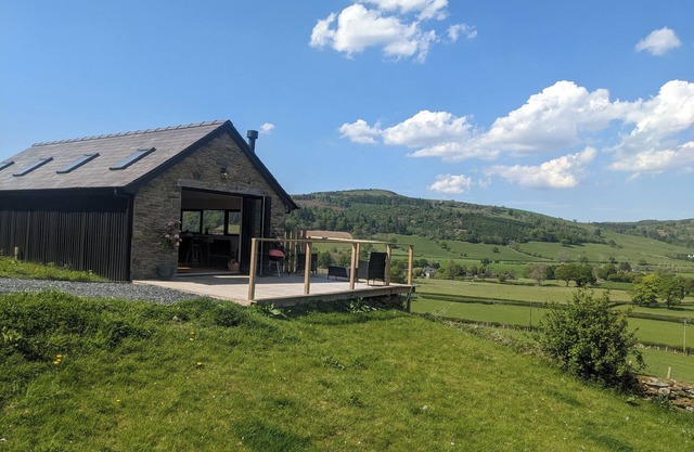 The Barn @ Tyn y Ffridd , great views,n WiFi, log burner