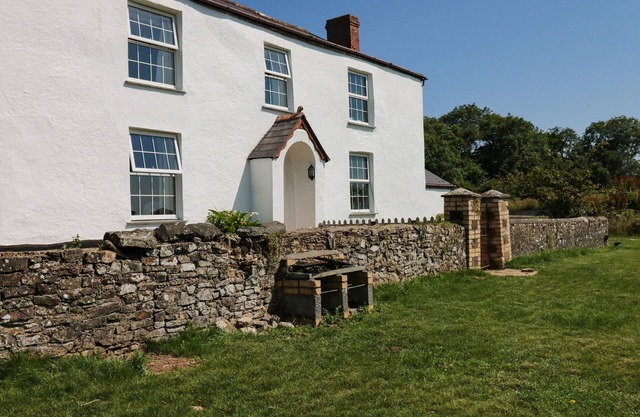THE BARTON, pet friendly, with open fire in Bideford
