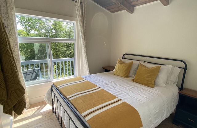 The Bay Stay! Fully Renovated Off-Grid Waterfront Cottage on Burridge Lake