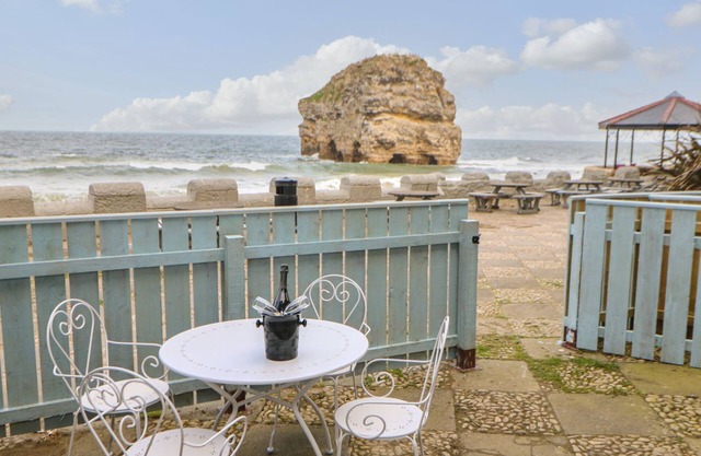 THE BEACH APARTMENT, pet friendly, with a garden in South Shields