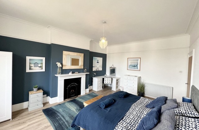 The beach at the end of the road, sleeps 8, fast wifi, private parking