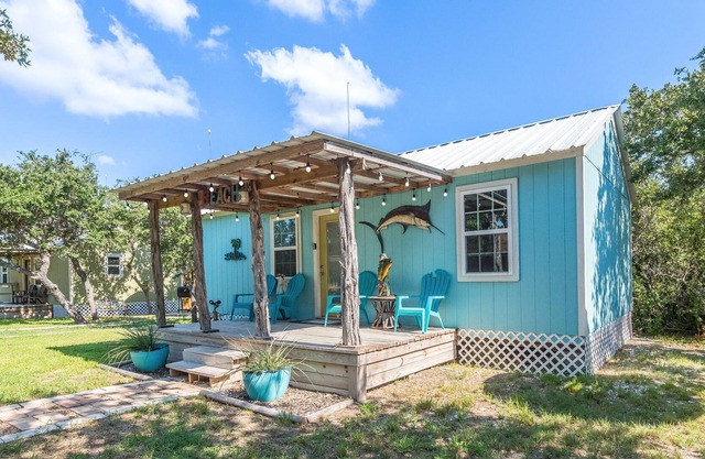 The Beach Cabin awaits! Nearby fishing, shopping, resturants, & the beach