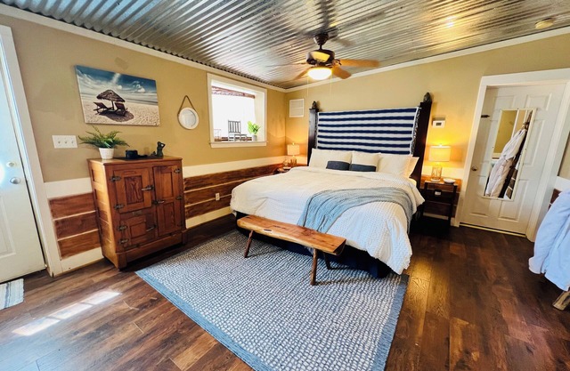 The Beach Comber - Private Room w Access to Pool & Hot Tub.
