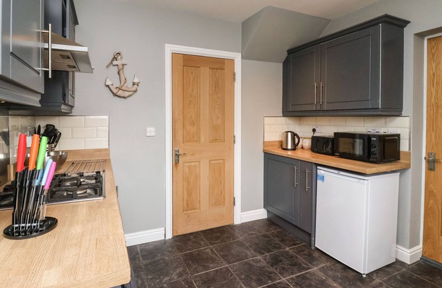 THE BEACH HUTS, pet friendly, with a garden in Hornsea