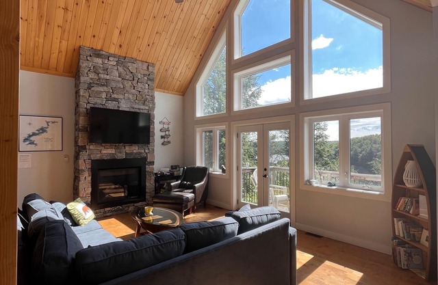 The Bear Cave Cottage on Little Kennisis Lake -Lake front fun, spacious property
