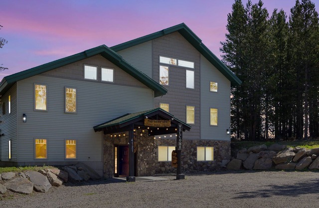 The Bear Den,9Br/8Ba,Sleeps 34,Hot tub,BBQ,Firepit,WIFI,20m 2 YNP,Mountain Views