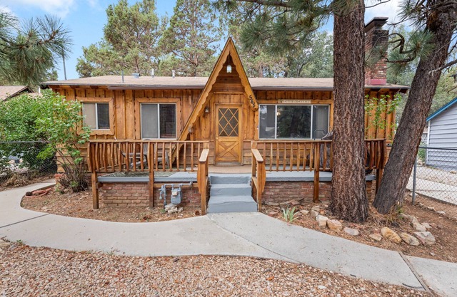 The Bear Escape - Mountain charm and is perfect for small family gatherings! Perfect getaway!