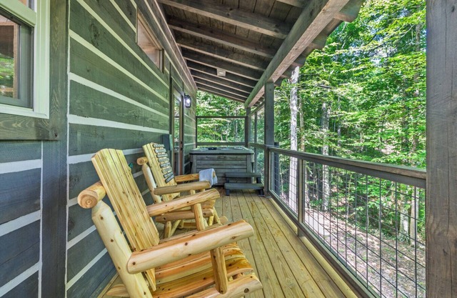 The Bears Den | Cabin w/Hot Tub + Lake Access