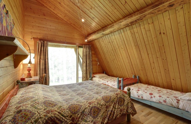 The Beaver House - Beautiful, modern log home - Only 30 minutes from Calgary.
