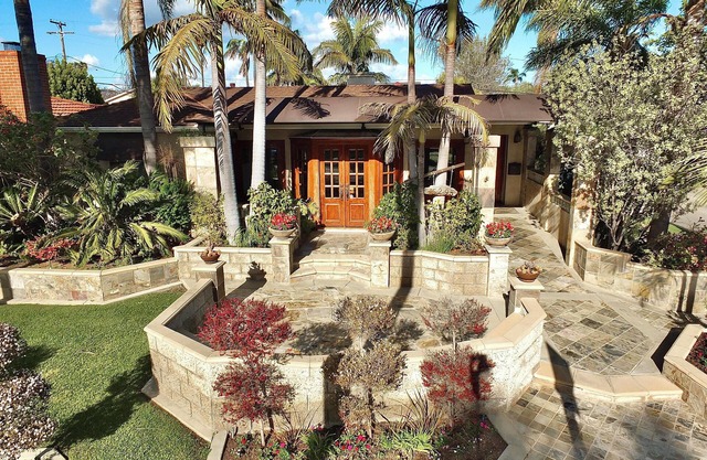 The Belmont Beach Bungalow | Pool & Hot tub!