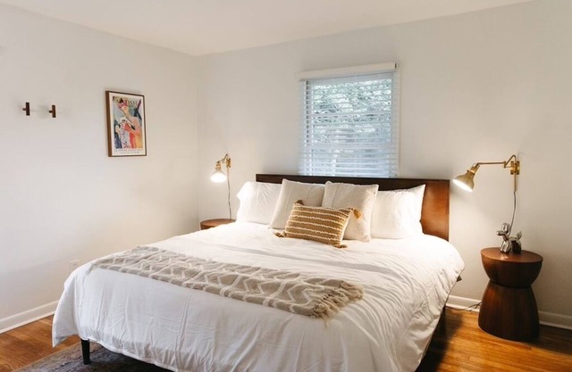 "The Berry" Mid-Century Modern Stay w/3BR - UK